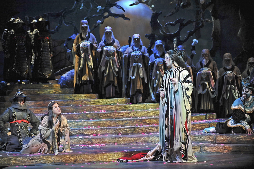 Elizabeth Caballero & Lise Lindstrom in 2010 production of Turandot by Giacomo Puccini (Photo: Gaston De Cardenas), part of FGO's Opera Free for All project. Knight Foundation, (via Wikimedia Commons, Lizenz: CC BY SA 2.0)